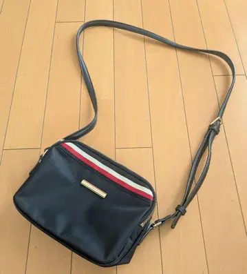 타미힐피거 네이비 숄더백