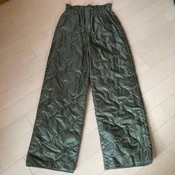 미사용 새상품 MOUSSY 퀼팅 팬츠 M 사이즈 올리브 그린