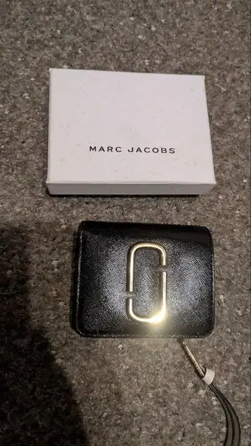 MARC JACOBS 이단 접이식 지갑 블랙 그레이