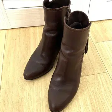 EIZO VUE 태슬 참 장식 가죽 숏부츠 브라운 23.0cm