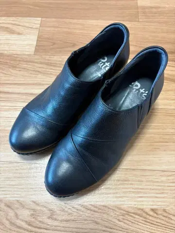 Puts 블랙 가죽 크로스 스트랩 부츠