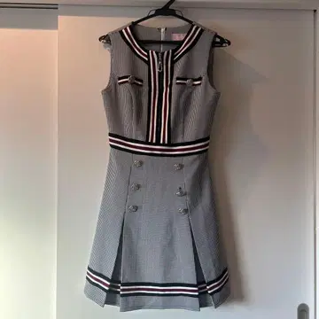 체크 무늬 슬리브리스 미니 드레스