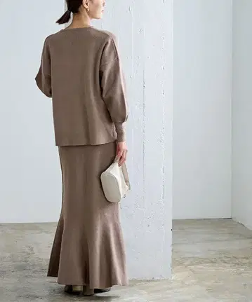 [ 새상품급 ] 크루넥 상의 & 머메이드 스커트 니트 셋업