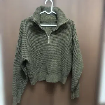 올리브 그린 하이넥 니트 하프 집업