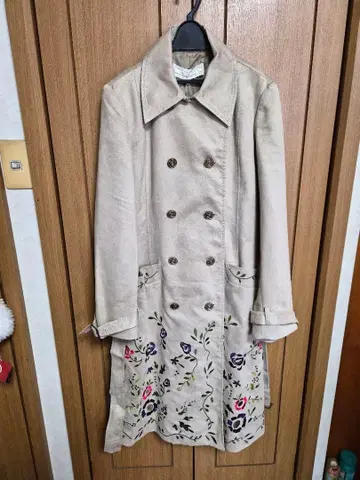 미사용 베이지 꽃무늬 자수 더블 브레스트 롱 코트