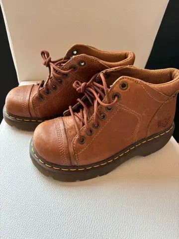 Dr. Martens 브라운 워크 부츠