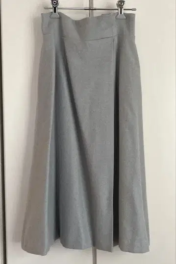 마르티니크 라이트 그레이 플레어 스커트