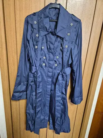 네이비 트렌치코트 플라워 장식