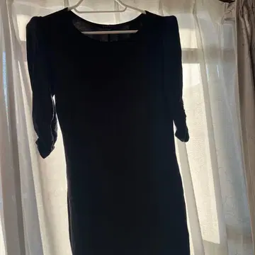 띠어리 블랙 퍼프 슬리브 무릎 기장 원피스