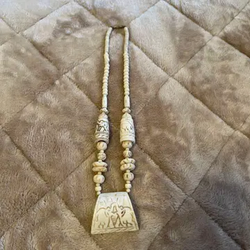 태고의 조각 목걸이 아이보리