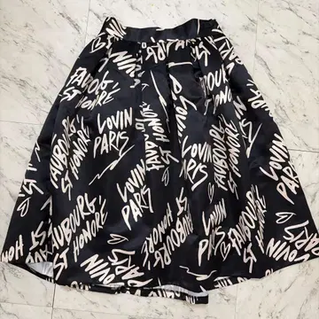 새상품 새틴 플레어 스커트 블랙과 화이트 그래픽 영문 프린트