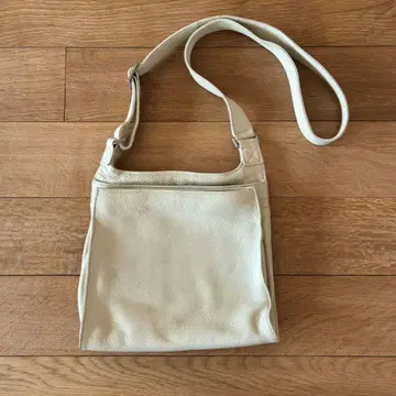 화이트 가죽 숄더백