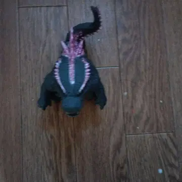 고질라 피규어 블랙과 빨간색