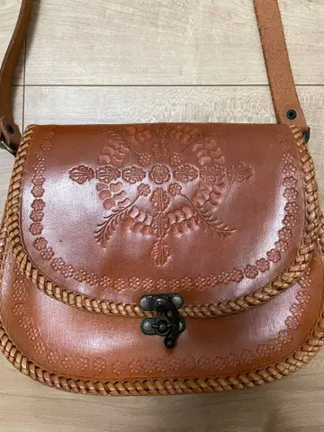 브라운 가죽 숄더백 꽃무늬 엠보싱 가공