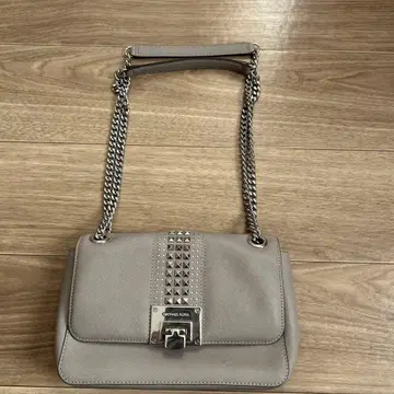 MICHAEL KORS 스터드 숄더백 그레이
