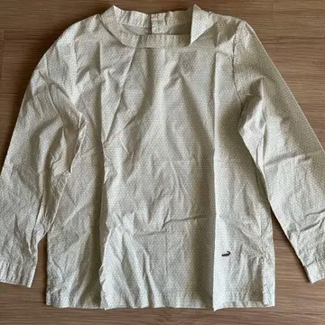 크로커다일 자수 로고 포함 올 패턴 긴팔 셔츠 화이트 계열