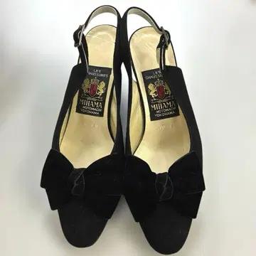 MIHAMA 블랙 스웨이드 리본 포함 펌프스