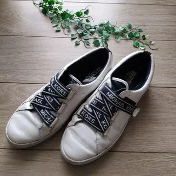 MICHAEL KORS 화이트 스니커즈