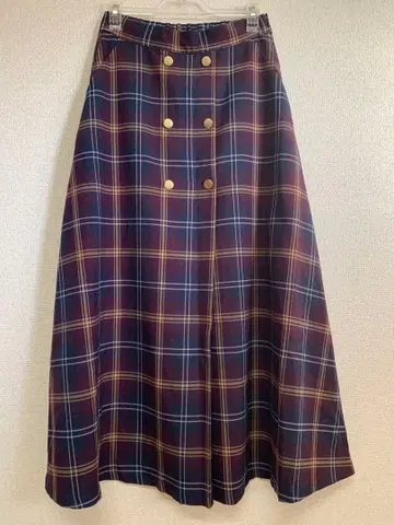 체크 무늬 플레어 롱 스커트 골드 버튼 포함