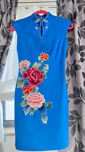 파란 꽃무늬 자수 차이나 드레스