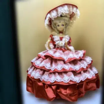11742U 럭셔리 로코코풍 빨간색 드레스와 모자를 착용한 프랑스 인형