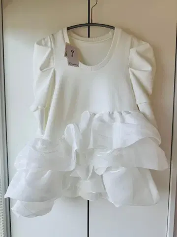 새상품 미사용 프릴 달린 화이트 상의 프리 사이즈