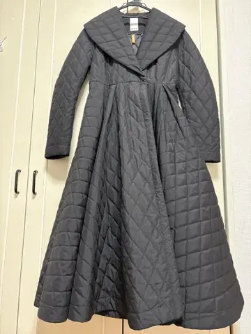 JENNE 퀼팅 롱 코트 블랙