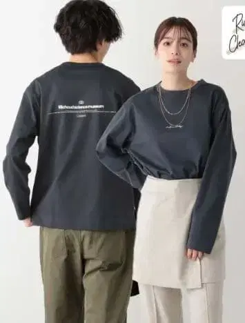 다크 그레이 긴팔 T셔츠 백 프린트