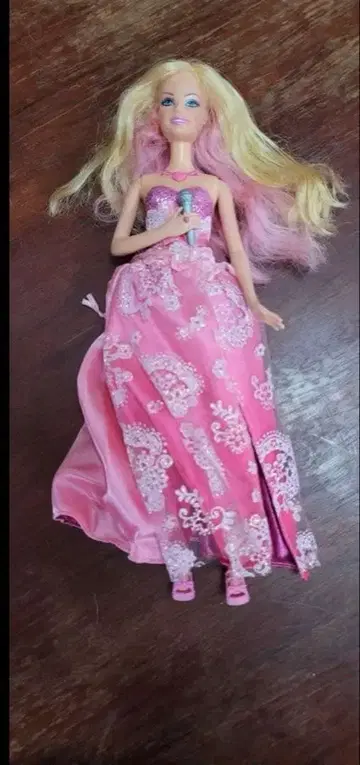 바비 인형 핑크 화이트 드레스