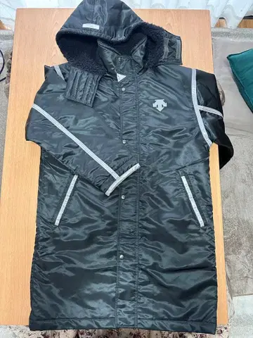 데상트 후드 부착 자켓 벤치 코트