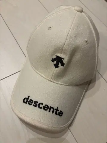 데상트 화이트 캡 로고 자수