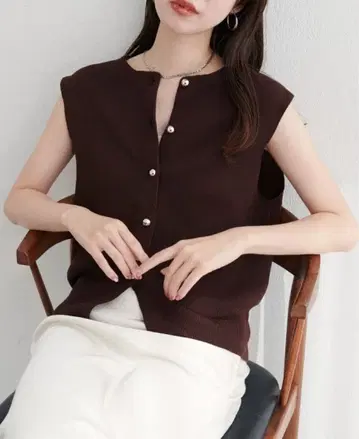 natural couture 금장 버튼 슬리브리스 깔끔한 니트 베스트