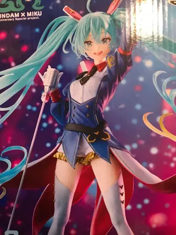 GUNDAM x 하츠네 미쿠 피규어 건담 콜라보