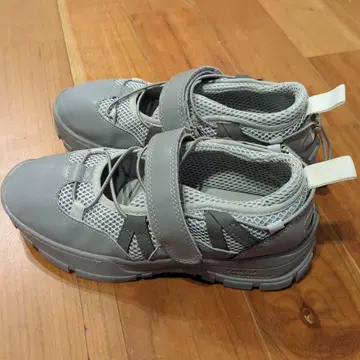 그레이 스포츠 샌들풍 스니커즈