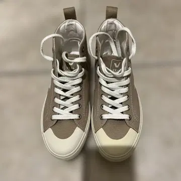 VEJA 하이컷 스니커즈