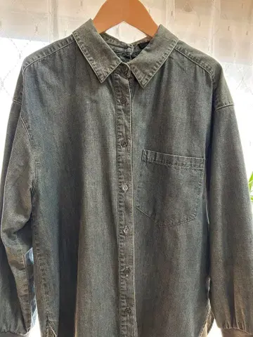 데님 긴팔 셔츠 왼쪽 가슴 포켓 부착