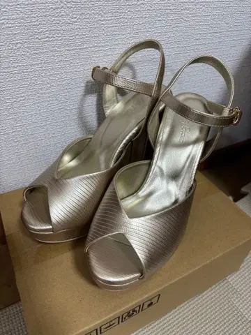 Lily Brown 골드 하이힐