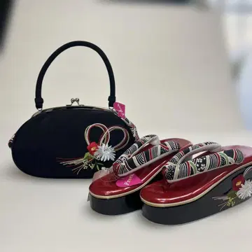 후리소데, 호몬기용 꽃무늬 자수 핸드백과 조리 세트