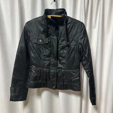 퍼 달린 블랙 숏 자켓