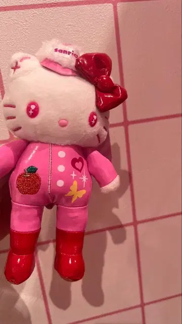 산리오 하라주쿠점 한정판 마스코트 홀더 키 비주얼 헬로키티