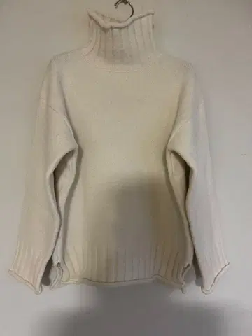 화이트 터틀넥 스웨터 오버 사이즈