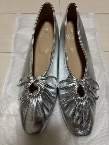 실버 리본 포함 오픈토 펌프스