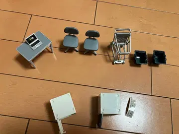 미니어처 데스크와 의자, 쇼핑 카트와 바스켓, 코인 락커