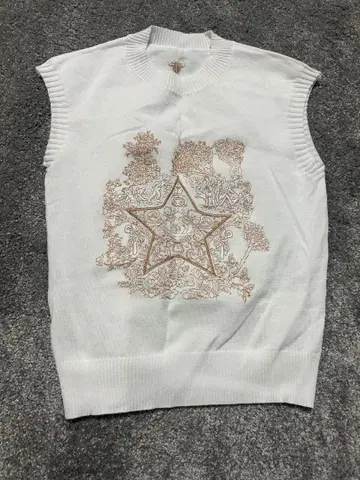 화이트 슬리브리스 니트 별 자수