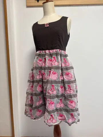 에밀리 템플큐트 원피스 브라운 슬리브리스 체리 드레스