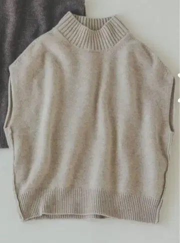 이번 시즌 종료 완판템 베이지 하이넥 니트 베스트