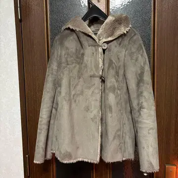 그레이 후드 부착 무스탕 코트