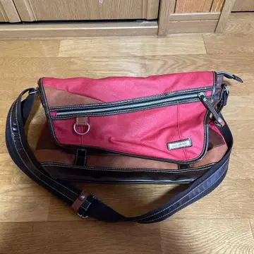 빨간색과 브라운 숄더백