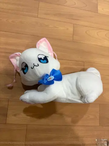 고양이형 봉제 인형 리본 포함