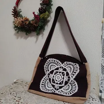 작가 미요르베 씨의 레이스 장식 숄더백